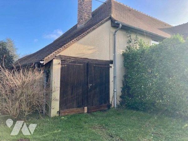 Belle fermette au calme avec un beau terrain, à proximité des commodités, comprenant 
au rez-d...