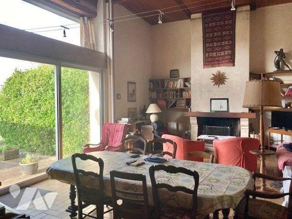 Belle fermette au calme avec un beau terrain, à proximité des commodités, comprenant 
au rez-d...