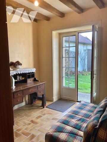 Belle fermette au calme avec un beau terrain, à proximité des commodités, comprenant 
au rez-d...