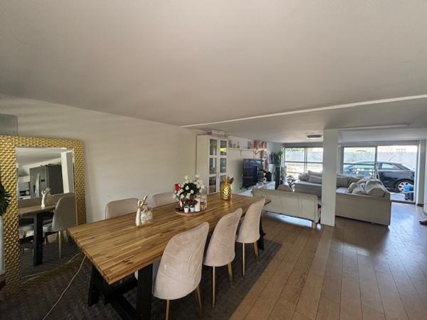 Maison
         5 pièces
        - 145 m² Exclusivité 520 000 € *