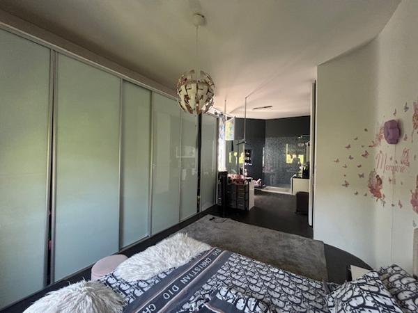 Maison
         5 pièces
        - 145 m² Exclusivité 520 000 € *