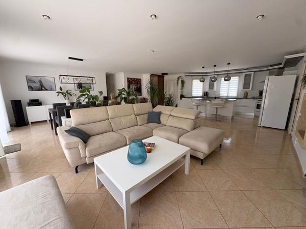 PAVILLON DE PLAIN-PIED-122M²-DOUBLE GARAGE-JARDIN