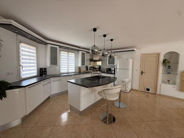 PAVILLON DE PLAIN-PIED-122M²-DOUBLE GARAGE-JARDIN