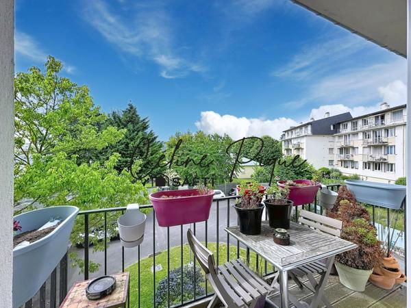 Appartement 2 pièces avec balcon, cave et parking.