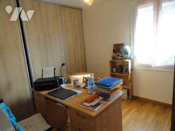 Dans un ensemble immobilier de 4 lots.Appartement situé au 1 er étage d'une superficie de 99.02...