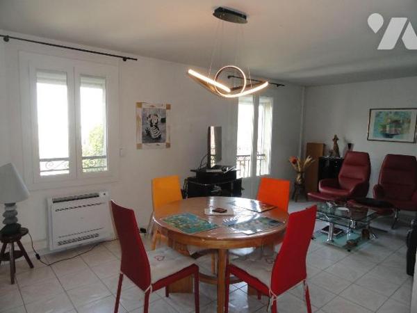 Dans un ensemble immobilier de 4 lots.Appartement situé au 1 er étage d'une superficie de 99.02...