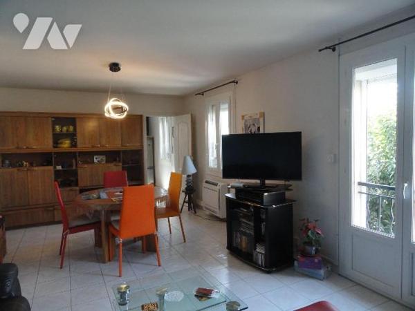 Dans un ensemble immobilier de 4 lots.Appartement situé au 1 er étage d'une superficie de 99.02...