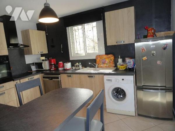 Dans un ensemble immobilier de 4 lots.Appartement situé au 1 er étage d'une superficie de 99.02...