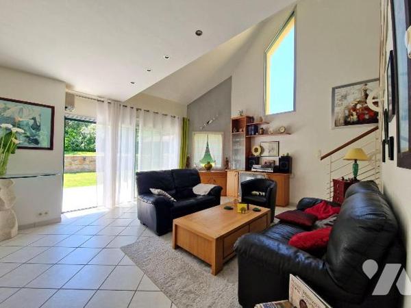 A Vendre, à QUIMPER, dans le quartier de kerfeunteun située au calme au fond d'une impasse, une...
