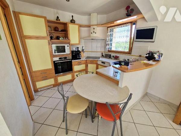 A Vendre, à QUIMPER, dans le quartier de kerfeunteun située au calme au fond d'une impasse, une...