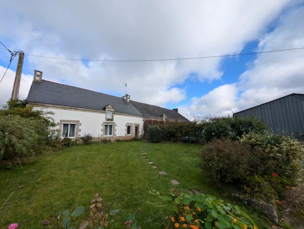 Maison en pierre avec dépendances, hangars, 5000 m2 de terrain