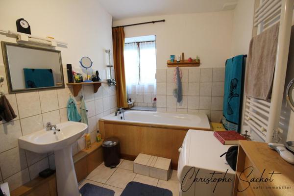 Petite Maison mitoyenne, 4 chambres, un jardin  !