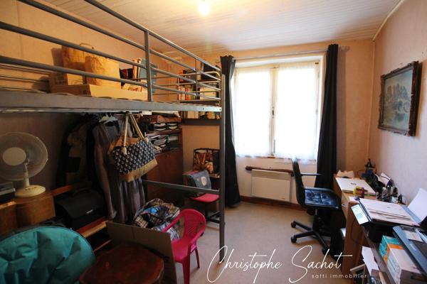 Petite Maison mitoyenne, 4 chambres, un jardin  !