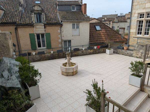 Restaurant au coeur du centre historique avec magnifique terrasse