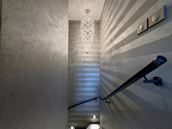 Vente                                                      Maison
                        
                     7 pièces                      189 m2                     à Corenc