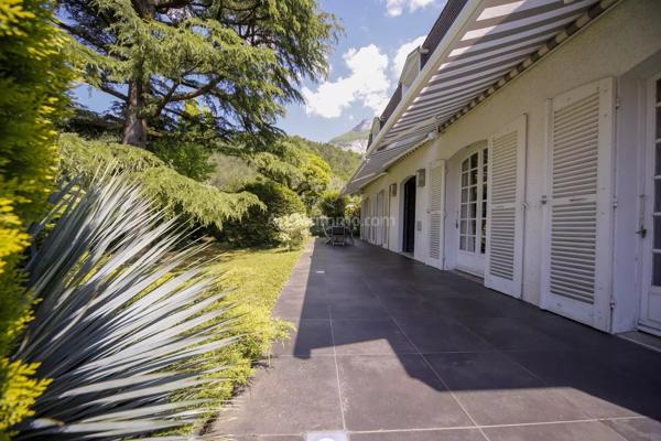 Vente                                                      Maison
                        
                     7 pièces                      189 m2                     à Corenc