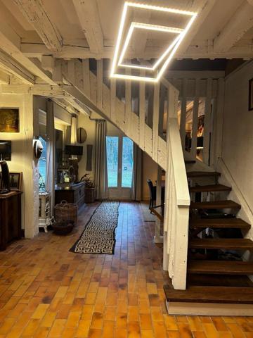 Portes ouvertes le 14 MARS 2025 pour découvrir cette élégante Propriété de Chasse à la vente dans un Écrin de Verdure de 5 hectares à 160 km de Paris