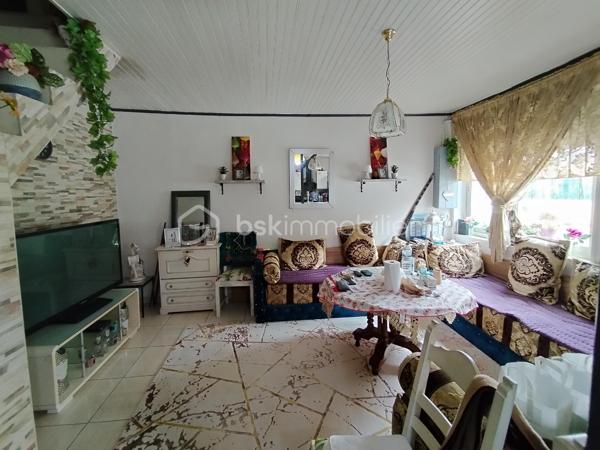 Idéalement située dans la ville historique de Lavardac, cette charmante maison offre un cadre de vie pratique et agréable.

Proche des écoles et des commerces, elle est en osmose avec son quartier apprécié pour sa proximité du centre-ville.

Elle vous surprend autant par son espace que par son potentiel et son jardin suspendu.

Au rez-de-chaussée, une agréable pièce de vie vous accueille avec une cuisine conviviale ouverte sur un salon lumineux, offrant un espace chaleureux et fonctionnel.
À l’étage, un palier dessert l’espace nuit composé de trois chambres confortables. 
Un couloir mène à un WC indépendant ainsi qu’à une salle d’eau élégante avec douche à l’italienne. 
Vous profiterez également d’un charmant jardin suspendu, intime et préservé de tout vis-à-vis.

Cette maison, idéale pour une famille, un couple ou un projet d'investissement, vous séduit à coup sûr.

A découvrir sans tarder !
