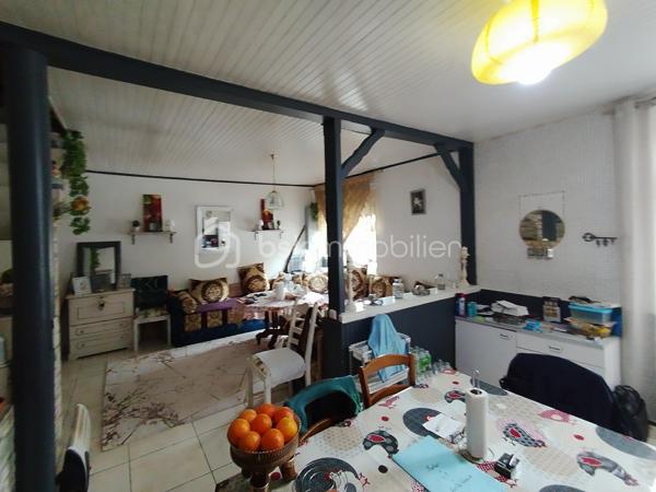 Idéalement située dans la ville historique de Lavardac, cette charmante maison offre un cadre de vie pratique et agréable.

Proche des écoles et des commerces, elle est en osmose avec son quartier apprécié pour sa proximité du centre-ville.

Elle vous surprend autant par son espace que par son potentiel et son jardin suspendu.

Au rez-de-chaussée, une agréable pièce de vie vous accueille avec une cuisine conviviale ouverte sur un salon lumineux, offrant un espace chaleureux et fonctionnel.
À l’étage, un palier dessert l’espace nuit composé de trois chambres confortables. 
Un couloir mène à un WC indépendant ainsi qu’à une salle d’eau élégante avec douche à l’italienne. 
Vous profiterez également d’un charmant jardin suspendu, intime et préservé de tout vis-à-vis.

Cette maison, idéale pour une famille, un couple ou un projet d'investissement, vous séduit à coup sûr.

A découvrir sans tarder !