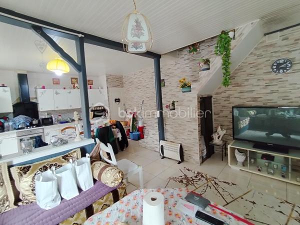 Idéalement située dans la ville historique de Lavardac, cette charmante maison offre un cadre de vie pratique et agréable.

Proche des écoles et des commerces, elle est en osmose avec son quartier apprécié pour sa proximité du centre-ville.

Elle vous surprend autant par son espace que par son potentiel et son jardin suspendu.

Au rez-de-chaussée, une agréable pièce de vie vous accueille avec une cuisine conviviale ouverte sur un salon lumineux, offrant un espace chaleureux et fonctionnel.
À l’étage, un palier dessert l’espace nuit composé de trois chambres confortables. 
Un couloir mène à un WC indépendant ainsi qu’à une salle d’eau élégante avec douche à l’italienne. 
Vous profiterez également d’un charmant jardin suspendu, intime et préservé de tout vis-à-vis.

Cette maison, idéale pour une famille, un couple ou un projet d'investissement, vous séduit à coup sûr.

A découvrir sans tarder !