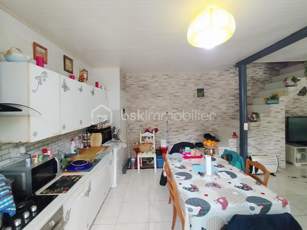 Idéalement située dans la ville historique de Lavardac, cette charmante maison offre un cadre de vie pratique et agréable.

Proche des écoles et des commerces, elle est en osmose avec son quartier apprécié pour sa proximité du centre-ville.

Elle vous surprend autant par son espace que par son potentiel et son jardin suspendu.

Au rez-de-chaussée, une agréable pièce de vie vous accueille avec une cuisine conviviale ouverte sur un salon lumineux, offrant un espace chaleureux et fonctionnel.
À l’étage, un palier dessert l’espace nuit composé de trois chambres confortables. 
Un couloir mène à un WC indépendant ainsi qu’à une salle d’eau élégante avec douche à l’italienne. 
Vous profiterez également d’un charmant jardin suspendu, intime et préservé de tout vis-à-vis.

Cette maison, idéale pour une famille, un couple ou un projet d'investissement, vous séduit à coup sûr.

A découvrir sans tarder !