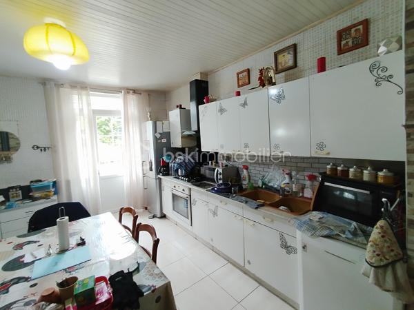 Idéalement située dans la ville historique de Lavardac, cette charmante maison offre un cadre de vie pratique et agréable.

Proche des écoles et des commerces, elle est en osmose avec son quartier apprécié pour sa proximité du centre-ville.

Elle vous surprend autant par son espace que par son potentiel et son jardin suspendu.

Au rez-de-chaussée, une agréable pièce de vie vous accueille avec une cuisine conviviale ouverte sur un salon lumineux, offrant un espace chaleureux et fonctionnel.
À l’étage, un palier dessert l’espace nuit composé de trois chambres confortables. 
Un couloir mène à un WC indépendant ainsi qu’à une salle d’eau élégante avec douche à l’italienne. 
Vous profiterez également d’un charmant jardin suspendu, intime et préservé de tout vis-à-vis.

Cette maison, idéale pour une famille, un couple ou un projet d'investissement, vous séduit à coup sûr.

A découvrir sans tarder !