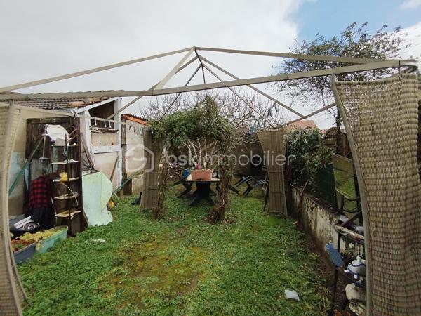 Idéalement située dans la ville historique de Lavardac, cette charmante maison offre un cadre de vie pratique et agréable.

Proche des écoles et des commerces, elle est en osmose avec son quartier apprécié pour sa proximité du centre-ville.

Elle vous surprend autant par son espace que par son potentiel et son jardin suspendu.

Au rez-de-chaussée, une agréable pièce de vie vous accueille avec une cuisine conviviale ouverte sur un salon lumineux, offrant un espace chaleureux et fonctionnel.
À l’étage, un palier dessert l’espace nuit composé de trois chambres confortables. 
Un couloir mène à un WC indépendant ainsi qu’à une salle d’eau élégante avec douche à l’italienne. 
Vous profiterez également d’un charmant jardin suspendu, intime et préservé de tout vis-à-vis.

Cette maison, idéale pour une famille, un couple ou un projet d'investissement, vous séduit à coup sûr.

A découvrir sans tarder !