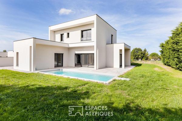 Maison contemporaine neuve et sa piscine en fond d’impasse
