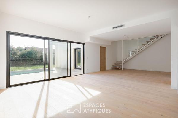 Maison contemporaine neuve et sa piscine en fond d’impasse