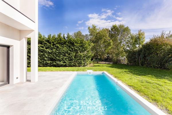 Maison contemporaine neuve et sa piscine en fond d’impasse