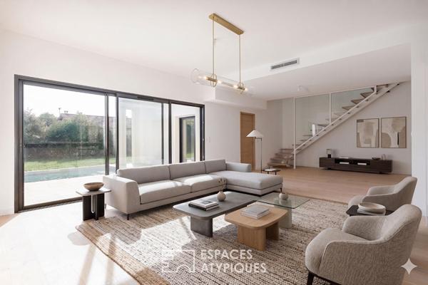 Maison contemporaine neuve et sa piscine en fond d’impasse