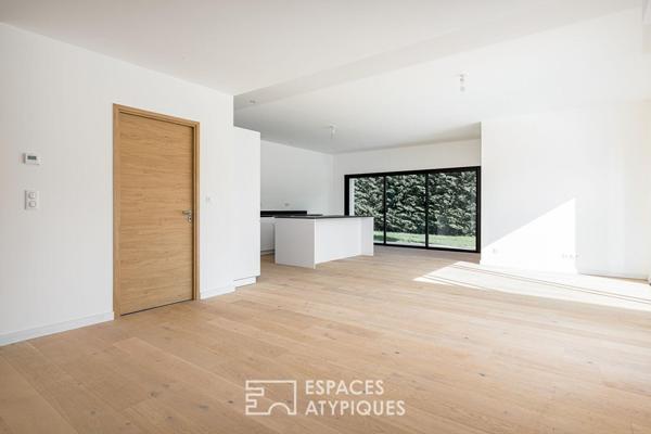 Maison contemporaine neuve et sa piscine en fond d’impasse