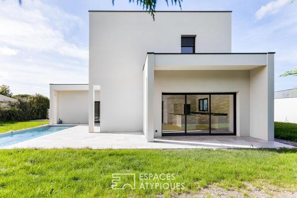 Maison contemporaine neuve et sa piscine en fond d’impasse