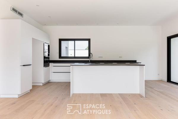 Maison contemporaine neuve et sa piscine en fond d’impasse