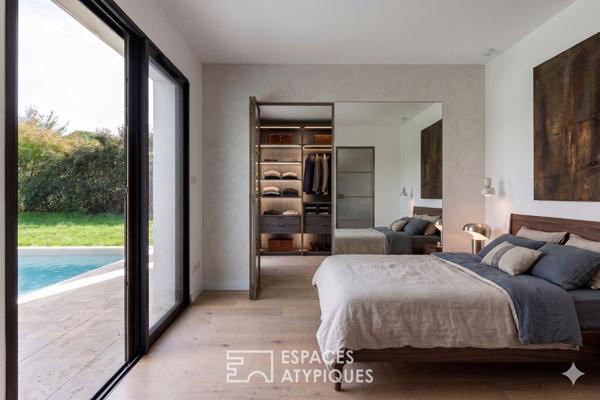 Maison contemporaine neuve et sa piscine en fond d’impasse