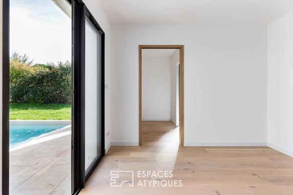 Maison contemporaine neuve et sa piscine en fond d’impasse