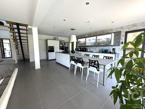 Maison d'architecte de 2019 - 195 m² - 5 chambres - DPE A - Terrain de 882 m²