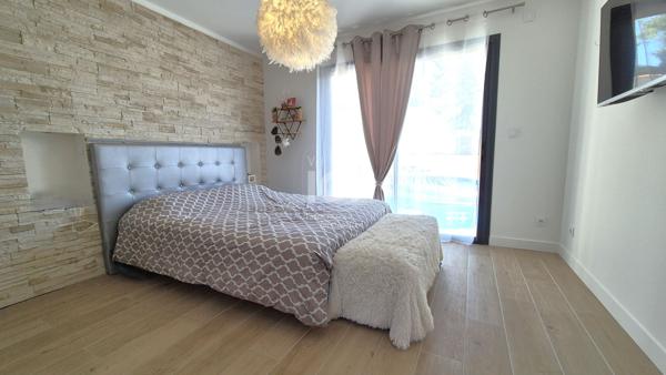 Maison d'architecte de 2019 - 195 m² - 5 chambres - DPE A - Terrain de 882 m²