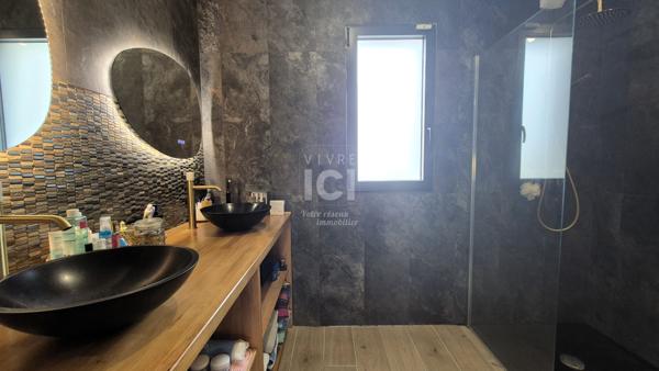 Maison d'architecte de 2019 - 195 m² - 5 chambres - DPE A - Terrain de 882 m²