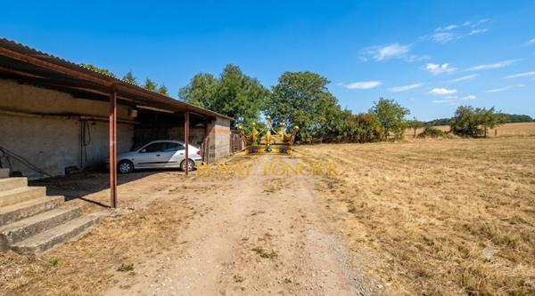 Vue sur la campagne, venez vous implanter dans ce pavillon  avec un hectare attenant