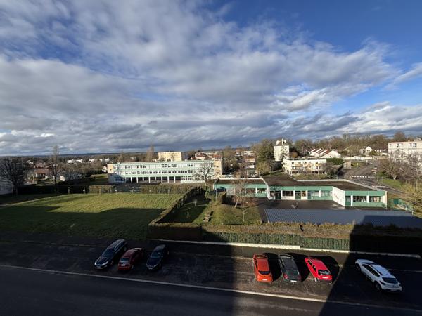 CHATILLON SUR SEINE Appartement contemporain de 70m² rénové avec terrasse exposée plein sud au 4e étage Châtillon-sur-Seine (21400)