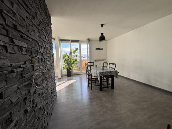 CHATILLON SUR SEINE Appartement contemporain de 70m² rénové avec terrasse exposée plein sud au 4e étage Châtillon-sur-Seine (21400)