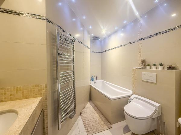 Maison de ville proche RER avec de belle prestation