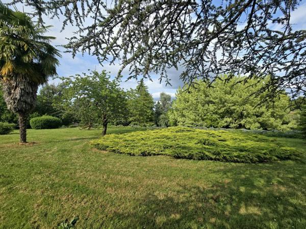 Maison de  322 m² habitables – Parc arboré de 1,75 ha – À 10 min d’Angoulême