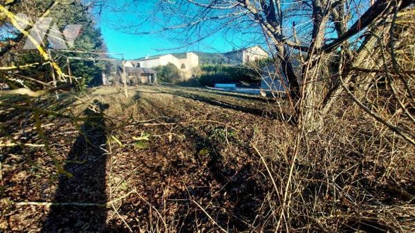 magnifique terrain plat avec piscine dans village vue dégagée expo sud/ouest proche commodités