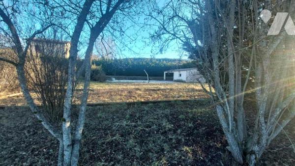 magnifique terrain plat avec piscine dans village vue dégagée expo sud/ouest proche commodités