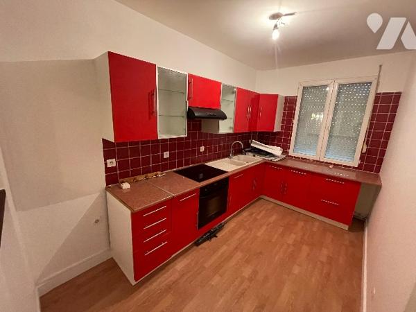 immeuble loué RDC - local commercial 
1er étage en duplex appartement de 106 m2
loyer mensuel 1400€