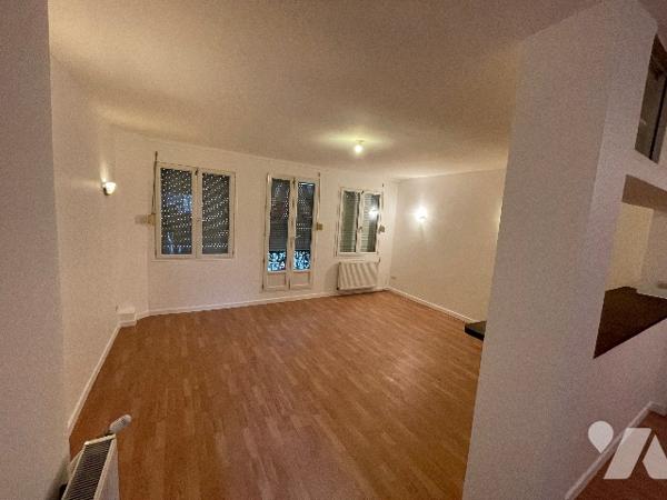 immeuble loué RDC - local commercial 
1er étage en duplex appartement de 106 m2
loyer mensuel 1400€