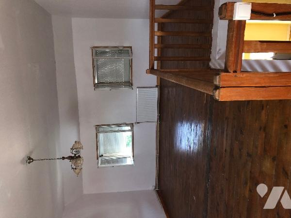 immeuble loué RDC - local commercial 
1er étage en duplex appartement de 106 m2
loyer mensuel 1400€