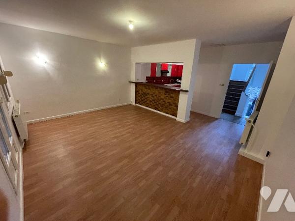 immeuble loué RDC - local commercial 
1er étage en duplex appartement de 106 m2
loyer mensuel 1400€